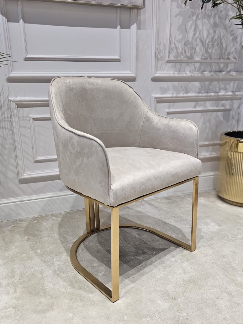 KRZESŁO na złotych szczotkowanych nogach, welurowa, miękka szarobeżowa tapicerka, wygodne oparcie oraz podłokietniki, nowoczesny styl, najwyższa jakość