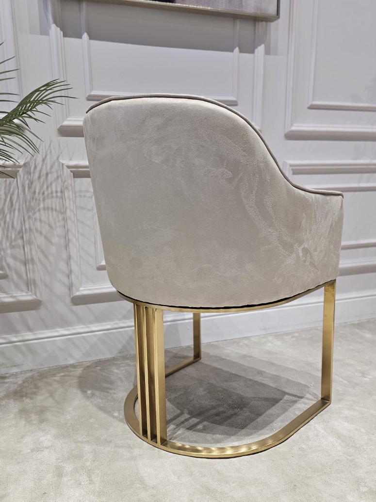 KRZESŁO na złotych szczotkowanych nogach, welurowa, miękka szarobeżowa tapicerka, wygodne oparcie oraz podłokietniki, nowoczesny styl, piękne