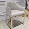 KRZESŁO na złotych szczotkowanych nogach, welurowa, miękka szarobeżowa tapicerka, wygodne oparcie oraz podłokietniki, nowoczesny styl, premium