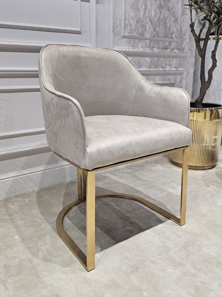 KRZESŁO na złotych szczotkowanych nogach, welurowa, miękka szarobeżowa tapicerka, wygodne oparcie oraz podłokietniki, nowoczesny styl, premium