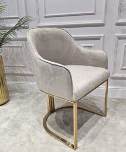 KRZESŁO na złotych szczotkowanych nogach, welurowa, miękka szarobeżowa tapicerka, wygodne oparcie oraz podłokietniki, nowoczesny styl, wyjątkowe