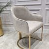 KRZESŁO na złotych szczotkowanych nogach, welurowa, miękka szarobeżowa tapicerka, wygodne oparcie oraz podłokietniki, nowoczesny styl, wyjątkowe