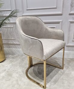 KRZESŁO na złotych szczotkowanych nogach, welurowa, miękka szarobeżowa tapicerka, wygodne oparcie oraz podłokietniki, nowoczesny styl, wyjątkowe