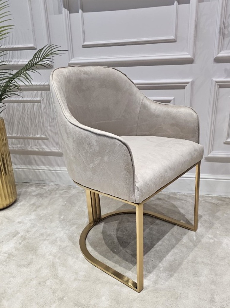 KRZESŁO na złotych szczotkowanych nogach, welurowa, miękka szarobeżowa tapicerka, wygodne oparcie oraz podłokietniki, nowoczesny styl, wyjątkowe