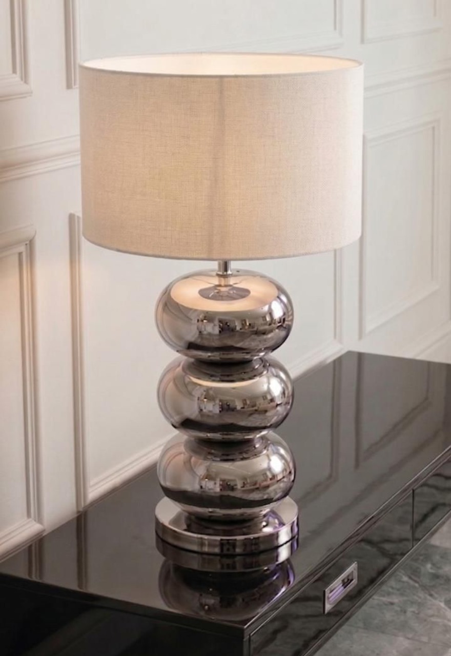 LAMPA STOŁOWA z chromowaną, metalową podstawą w formie kulistych segmentów, materiałowy, okrągły abażur