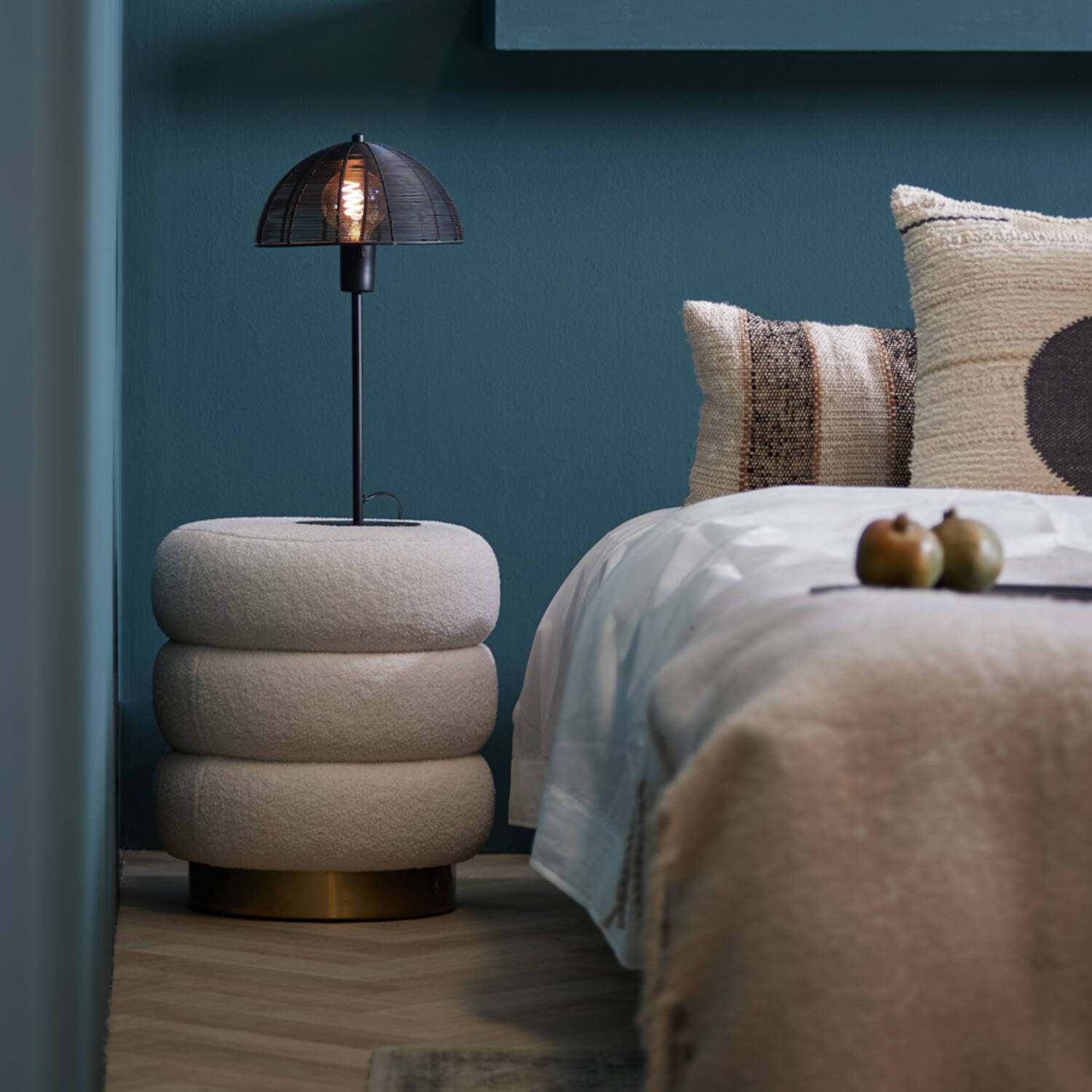 PUF Kimi okrągły na złotej, metalowej podstawie, biała tkanina typu boucle, poziome przeszycia, designerski styl, piękny