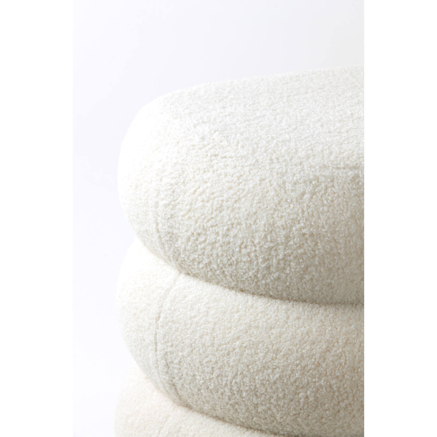 PUF Lyall podłużny na złotej, metalowej podstawie, kremowa tkanina typu boucle, poziome przeszycia, designerski styl, do salonu