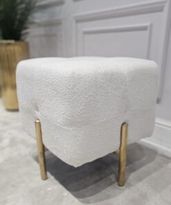 PUF na złotych, szczotkowanych nogach ze stali nierdzewnej, kwadratowe siedzisko obite białą tkaniną typu bouclé, eleganckie pikowanie, nowoczesny styl, piękny