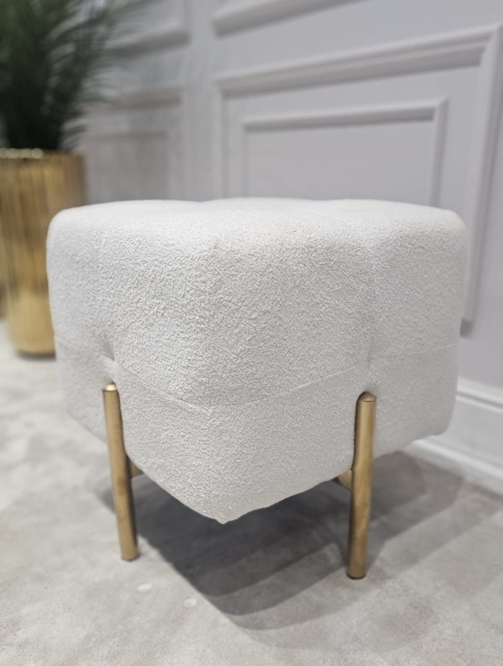 PUF na złotych, szczotkowanych nogach ze stali nierdzewnej, kwadratowe siedzisko obite białą tkaniną typu bouclé, eleganckie pikowanie, nowoczesny styl, piękny