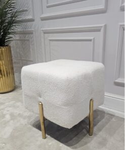 PUF na złotych, szczotkowanych nogach ze stali nierdzewnej, kwadratowe siedzisko obite białą tkaniną typu bouclé, eleganckie pikowanie, nowoczesny styl