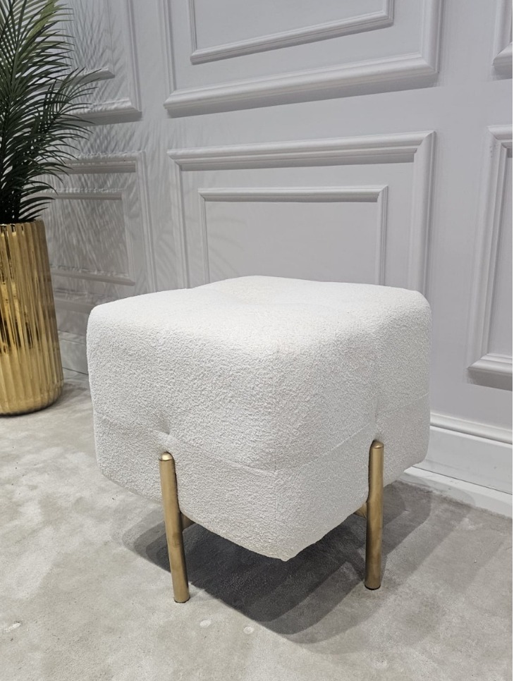 PUF na złotych, szczotkowanych nogach ze stali nierdzewnej, kwadratowe siedzisko obite białą tkaniną typu bouclé, eleganckie pikowanie, nowoczesny styl