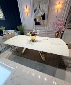 STÓŁ JADALNIANY na złotych, pochylonych półokrągłych nogach, rozkładany blat z konglomeratu marmurowego, nowoczesny styl, ekskluzywny