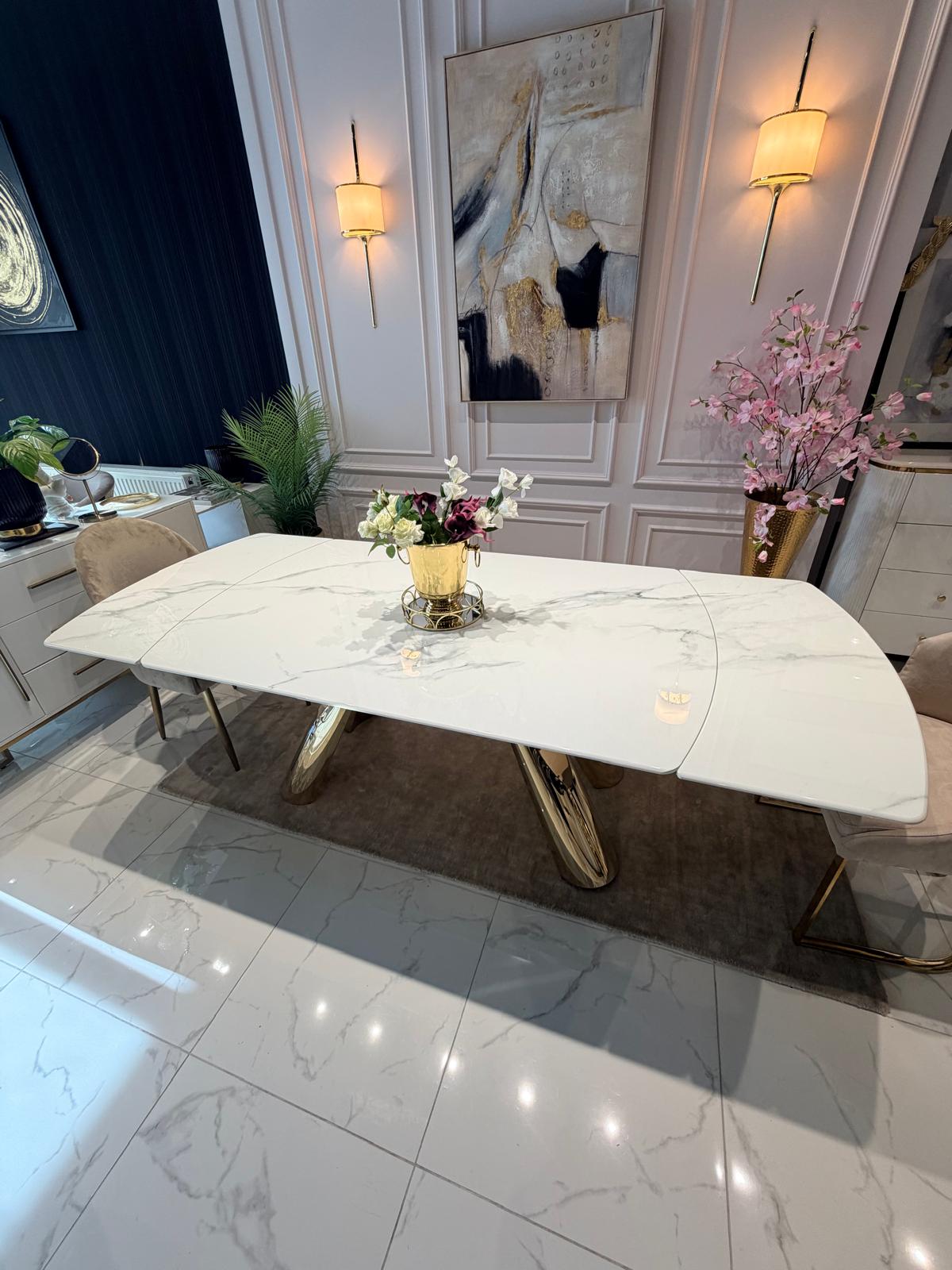 STÓŁ JADALNIANY na złotych, pochylonych półokrągłych nogach, rozkładany blat z konglomeratu marmurowego, nowoczesny styl, ekskluzywny