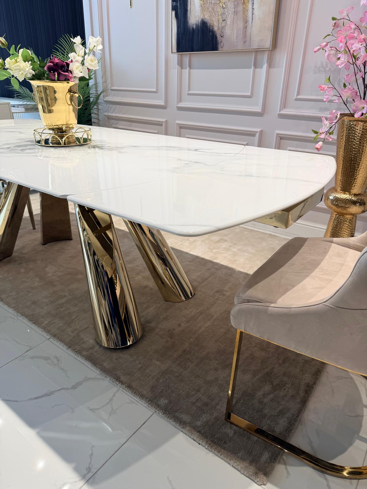 STÓŁ JADALNIANY na złotych, pochylonych półokrągłych nogach, rozkładany blat z konglomeratu marmurowego, nowoczesny styl, premium