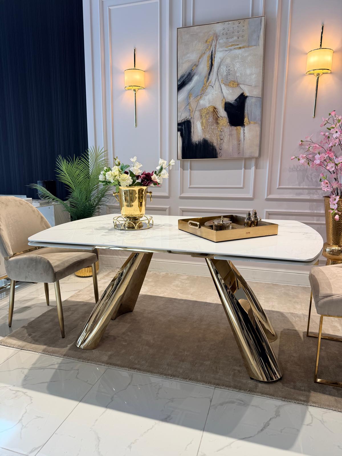 STÓŁ JADALNIANY na złotych, pochylonych półokrągłych nogach, rozkładany blat z konglomeratu marmurowego, nowoczesny styl