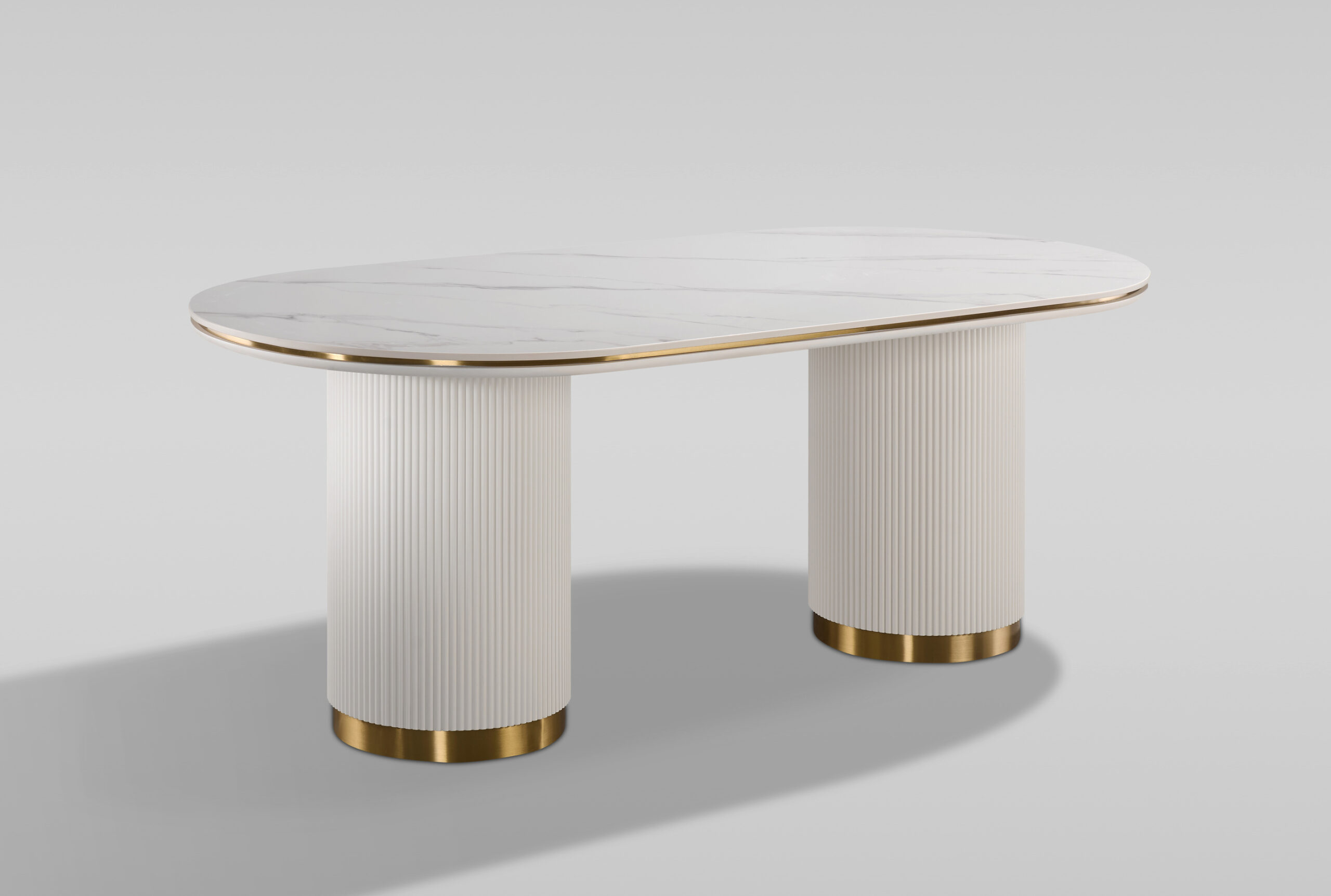 STÓŁ JADALNIANY w kolorze białego ecru, nogi w kształcie walca, z pionowym ryflowaniem, owalny blat z marmuru syntetycznego, piękny