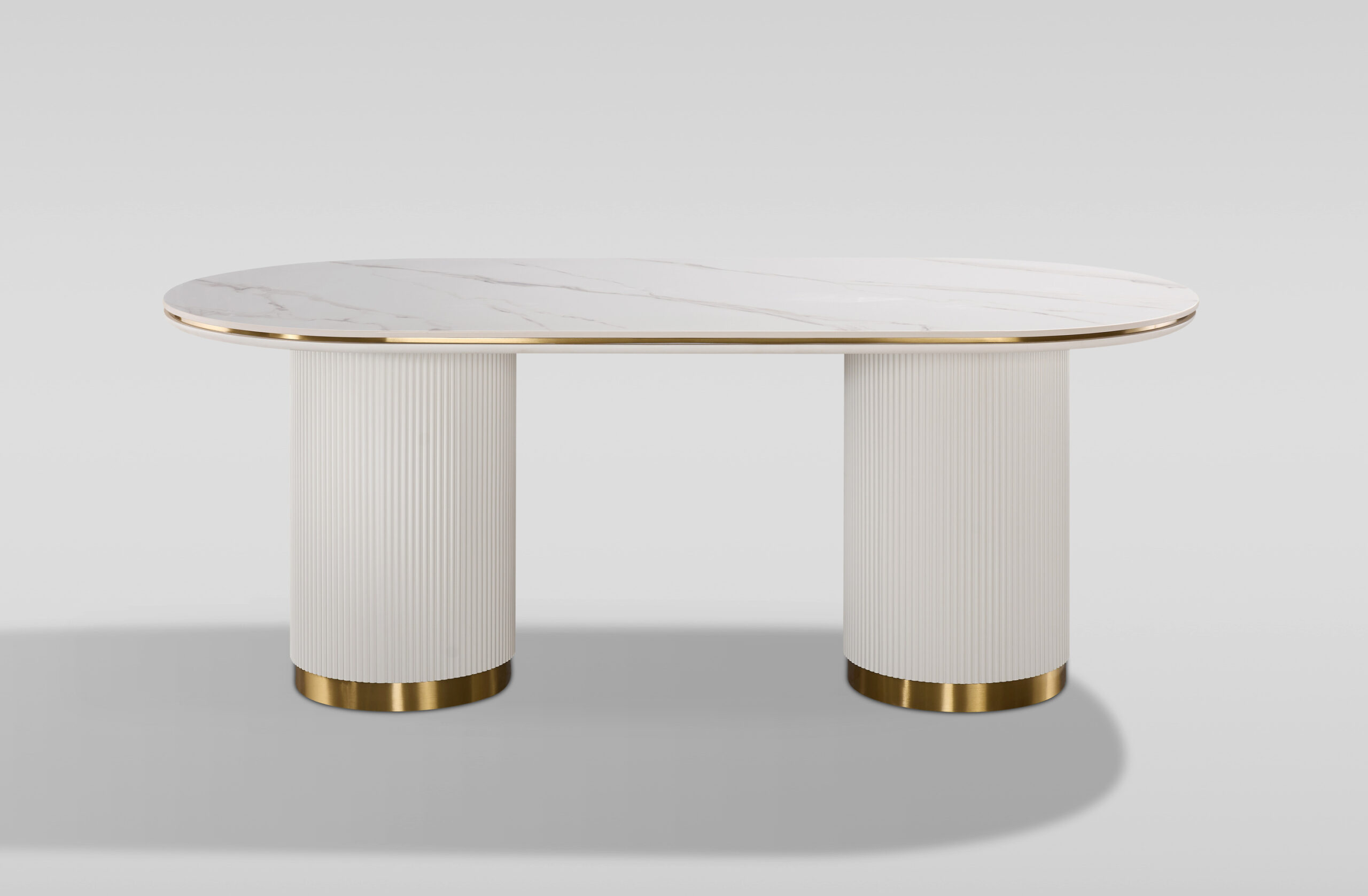 STÓŁ JADALNIANY w kolorze białego ecru, nogi w kształcie walca, z pionowym ryflowaniem, owalny blat z marmuru syntetycznego