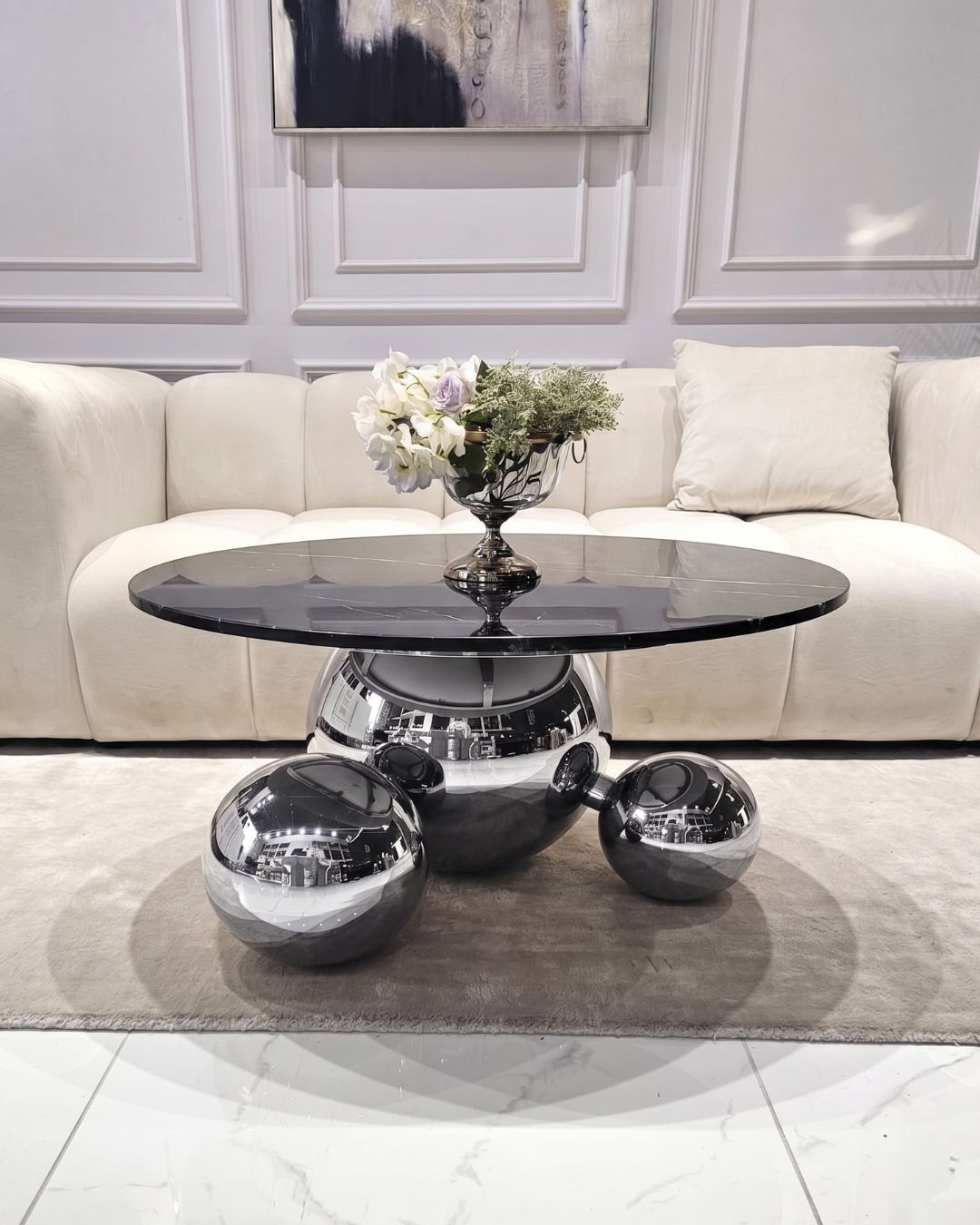 STOLIK KAWOWY Balance Orio, srebrna błyszcząca podstawa w formie trzech kul, okrągły czarny blat ze spieku kamiennego, nowoczesny styl, piękny