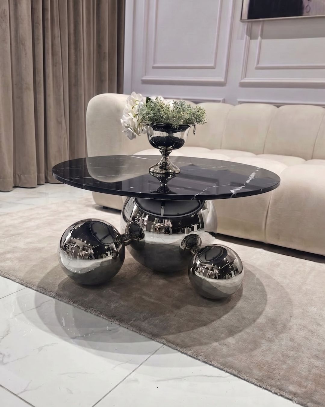 STOLIK KAWOWY Balance Orio, srebrna błyszcząca podstawa w formie trzech kul, okrągły czarny blat ze spieku kamiennego, nowoczesny styl