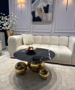 STOLIK KAWOWY Balance Orio, złota błyszcząca podstawa w formie trzech kul, okrągły czarny blat ze spieku kamiennego, nowoczesny styl