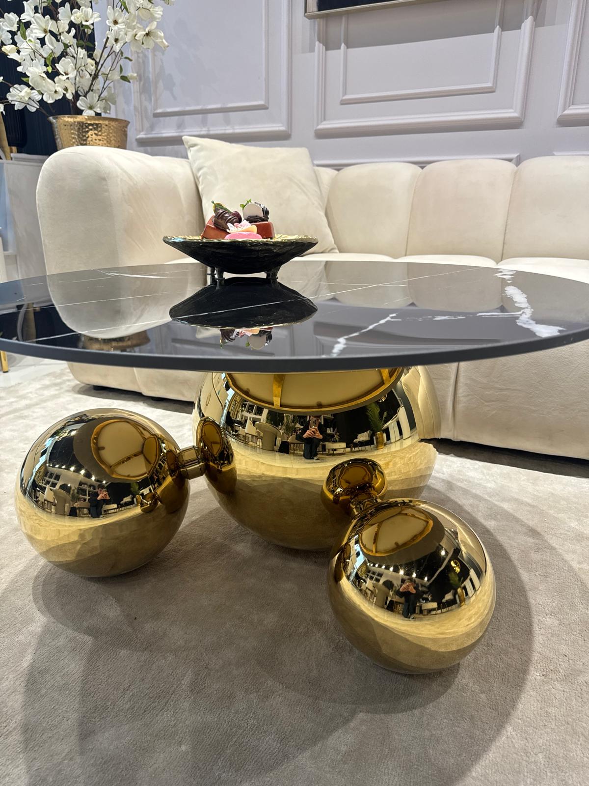 STOLIK KAWOWY Balance Orio, złota błyszcząca podstawa w formie trzech kul, okrągły czarny blat ze spieku kamiennego, nowoczesny styl, ekskluzywny