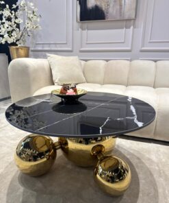 STOLIK KAWOWY Balance Orio, złota błyszcząca podstawa w formie trzech kul, okrągły czarny blat ze spieku kamiennego, nowoczesny styl, piękny