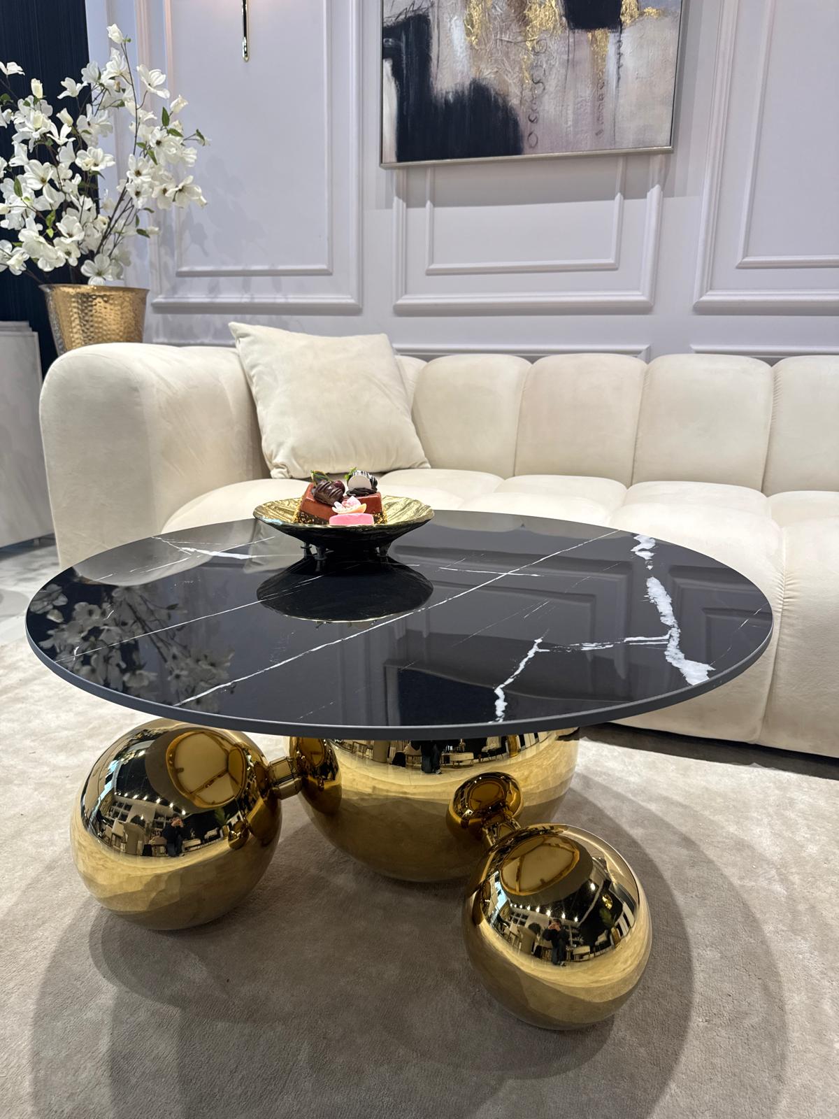 STOLIK KAWOWY Balance Orio, złota błyszcząca podstawa w formie trzech kul, okrągły czarny blat ze spieku kamiennego, nowoczesny styl, piękny