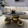 STOLIK KAWOWY Balance Orio, złota błyszcząca podstawa w formie trzech kul, okrągły czarny blat ze spieku kamiennego, nowoczesny styl, wyjątkowy