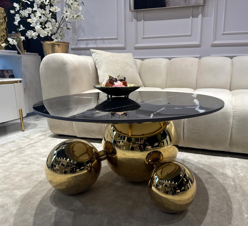 STOLIK KAWOWY Balance Orio, złota błyszcząca podstawa w formie trzech kul, okrągły czarny blat ze spieku kamiennego, nowoczesny styl, wyjątkowy