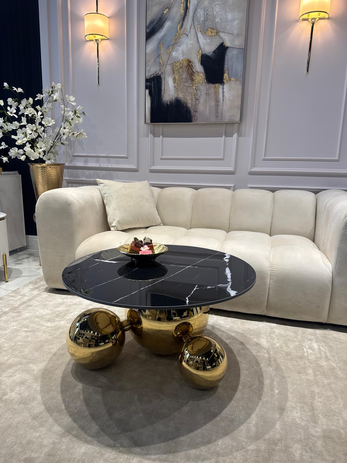 STOLIK KAWOWY Balance Orio, złota błyszcząca podstawa w formie trzech kul, okrągły czarny blat ze spieku kamiennego, nowoczesny styl