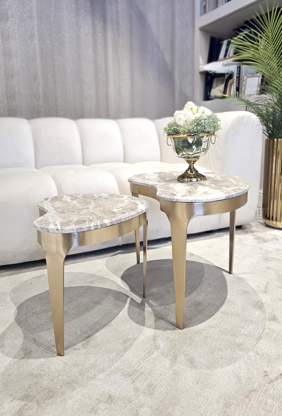 STOLIK KAWOWY Giulio o nieregularnym kształcie, na złotej szczotkowanej podstawie, marmurowy blat, nowoczesny styl