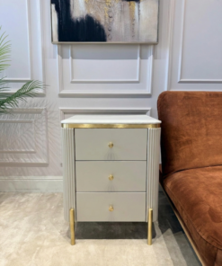 SZAFKA NOCNA Anne Cashmir Fosco kaszmirowy korpus z pionowymi ryflowaniami, złote szczotkowane elementy, blat z konglomeratu marmurowego na nóżkach