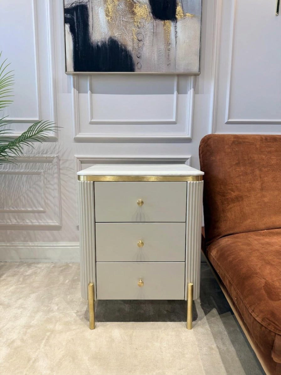 SZAFKA NOCNA Anne Cashmir Fosco kaszmirowy korpus z pionowymi ryflowaniami, złote szczotkowane elementy, blat z konglomeratu marmurowego na nóżkach