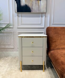 SZAFKA NOCNA Anne Cashmir kaszmirowy korpus z pionowymi ryflowaniami, złote błyszczące elementy, blat z konglomeratu marmurowego