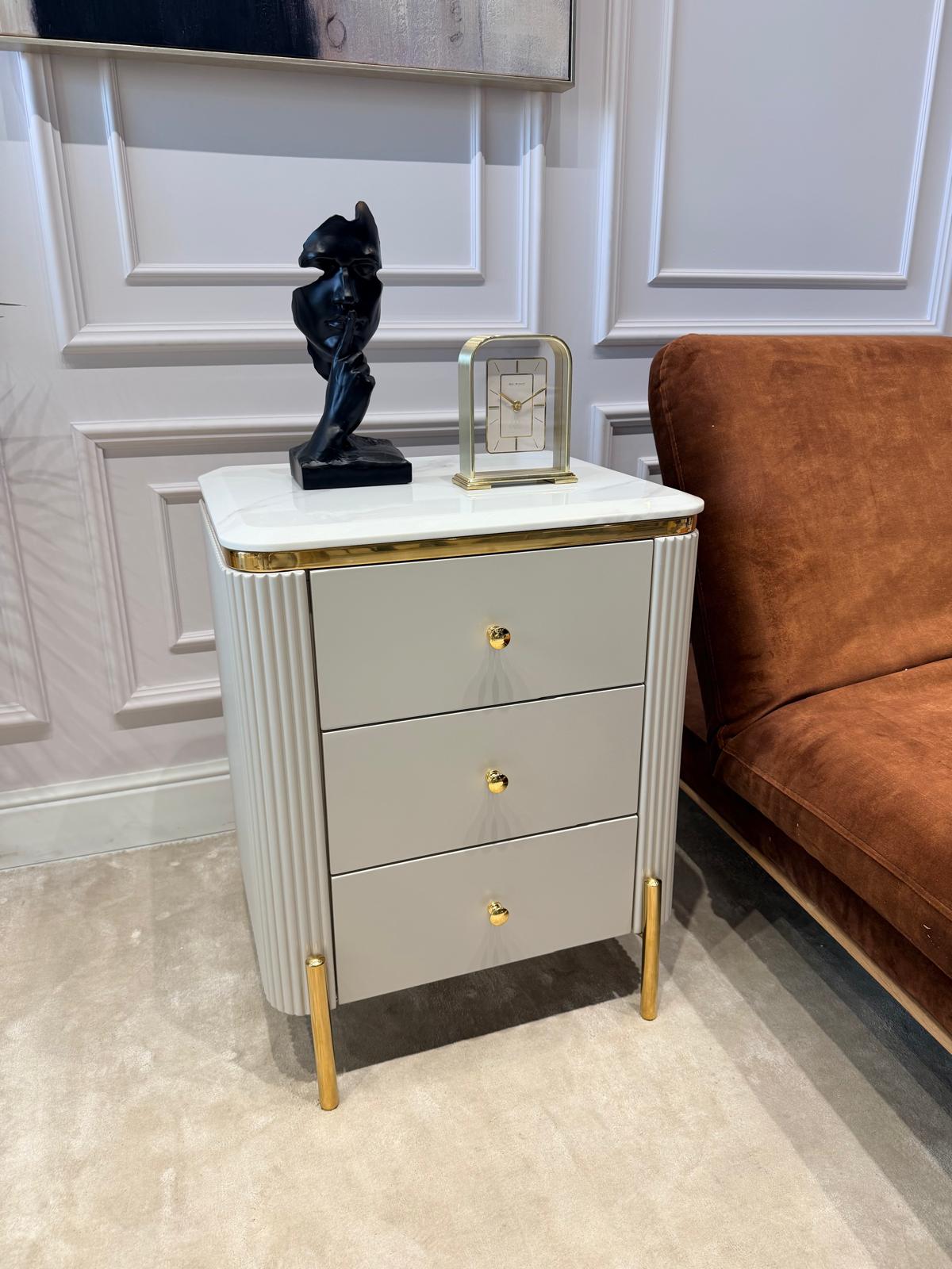 SZAFKA NOCNA Anne Cashmir kaszmirowy korpus z pionowymi ryflowaniami, złote błyszczące elementy, blat z konglomeratu marmurowego, piękna