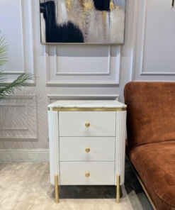 SZAFKA NOCNA Anne Fosco biały korpus z pionowymi ryflowaniami, złote szczotkowane elementy, blat z konglomeratu marmurowego