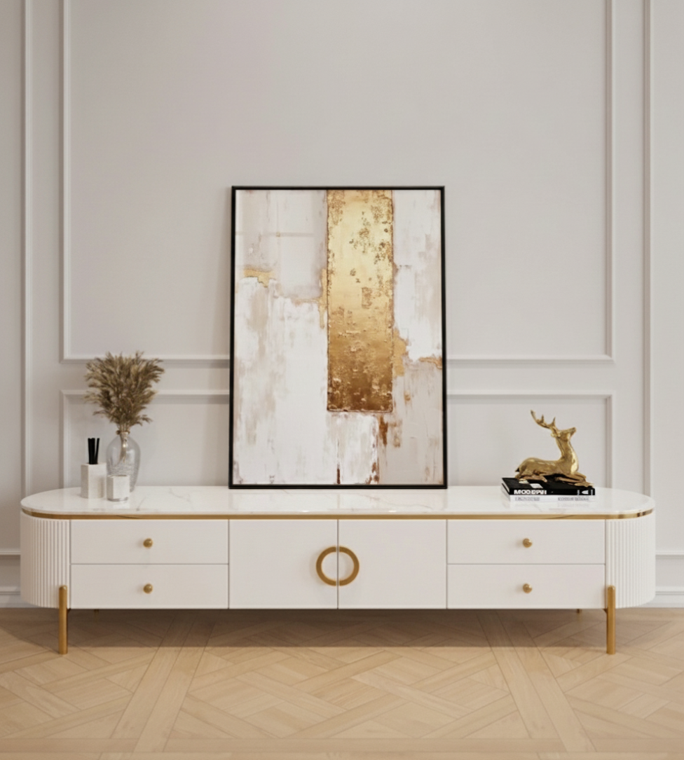 SZAFKA RTV Anne, biały korpus z ryflowanymi bokami, 1 para drzwi, 4 szuflady o gładkich frontach, złote błyszczące elementy, blat z konglomeratu marmurowego - 200 cm