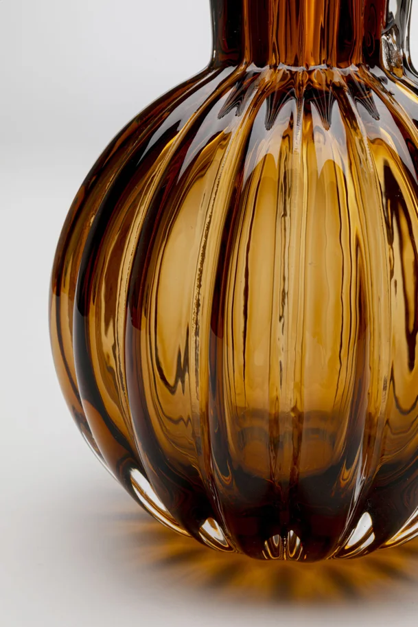 WAZON SZKLANY Daphne z kulistą podstawą i zwężaną szyjką, okrągły, brązowy kolor, prążkowana powierzchnia, nowoczesny, ekskluzywny