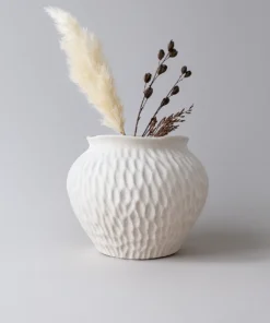 WAZON beżowy z kamionki, teksturowana powierzchnia, pofalowany rant otworu, nowoczesny styl