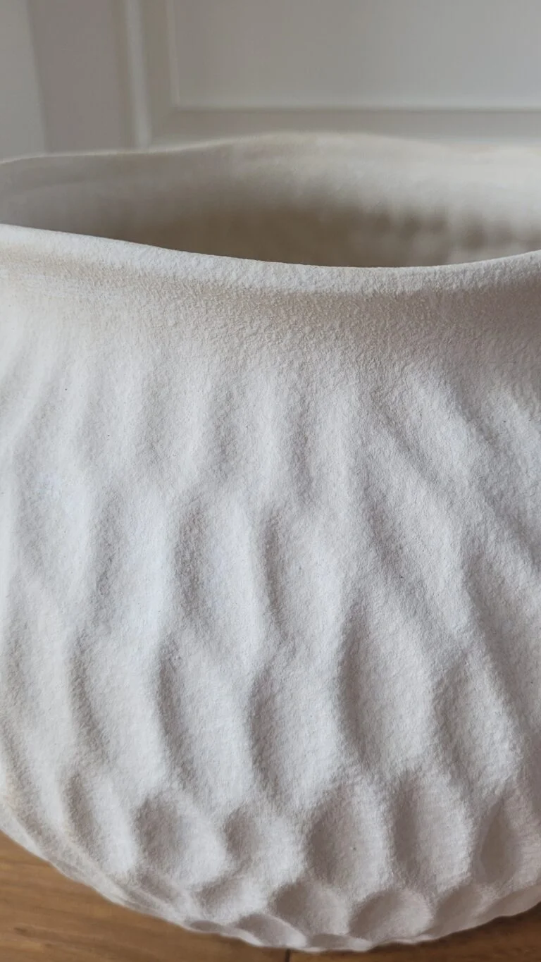 WAZON beżowy z kamionki, teksturowana powierzchnia, pofalowany rant otworu, nowoczesny styl, dekoracyjny