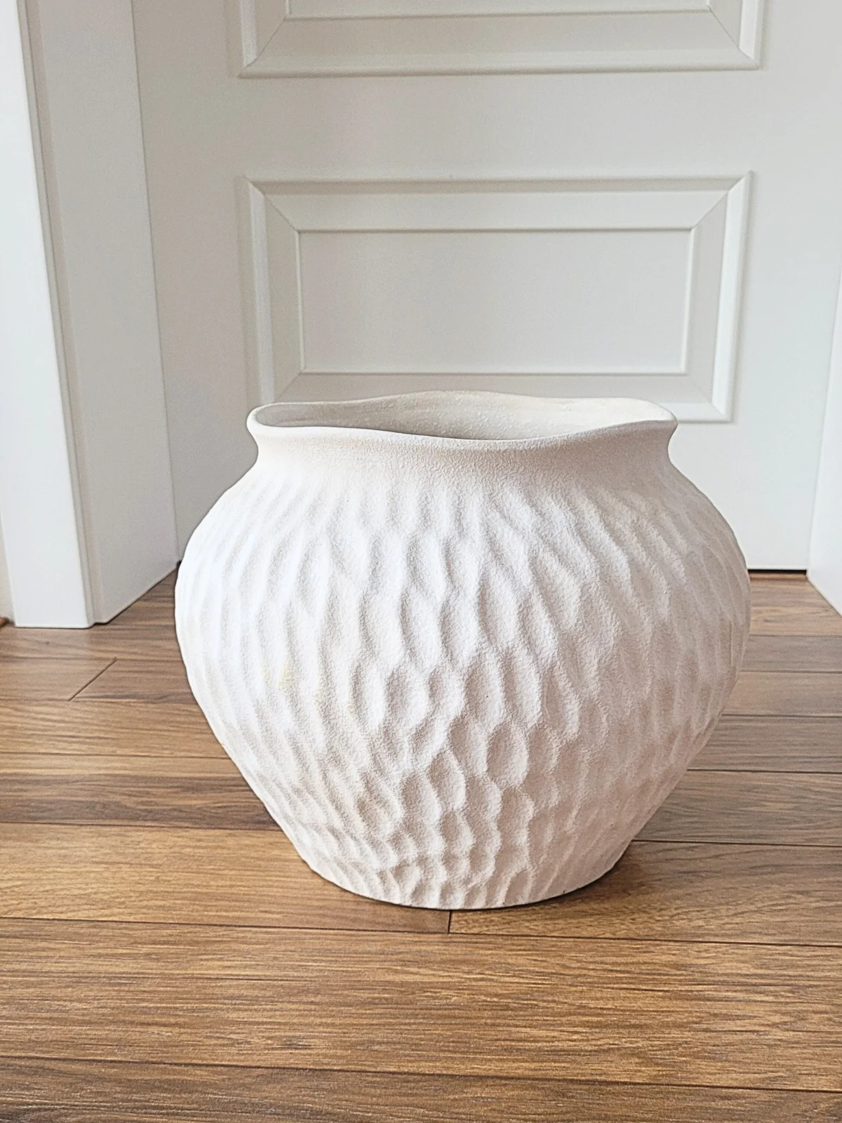 WAZON beżowy z kamionki, teksturowana powierzchnia, pofalowany rant otworu, nowoczesny styl, do salonu