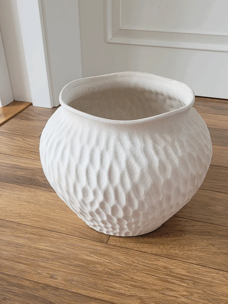 WAZON beżowy z kamionki, teksturowana powierzchnia, pofalowany rant otworu, nowoczesny styl, na korytarz