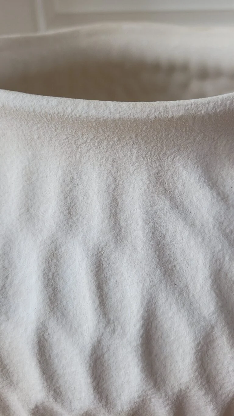 WAZON beżowy z kamionki, teksturowana powierzchnia, pofalowany rant otworu, nowoczesny styl, najwyższa jakość