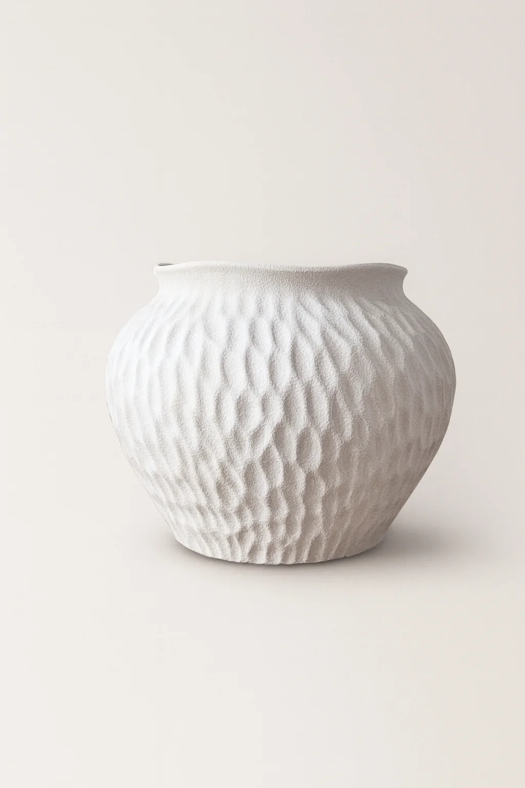 WAZON beżowy z kamionki, teksturowana powierzchnia, pofalowany rant otworu, nowoczesny styl, premium