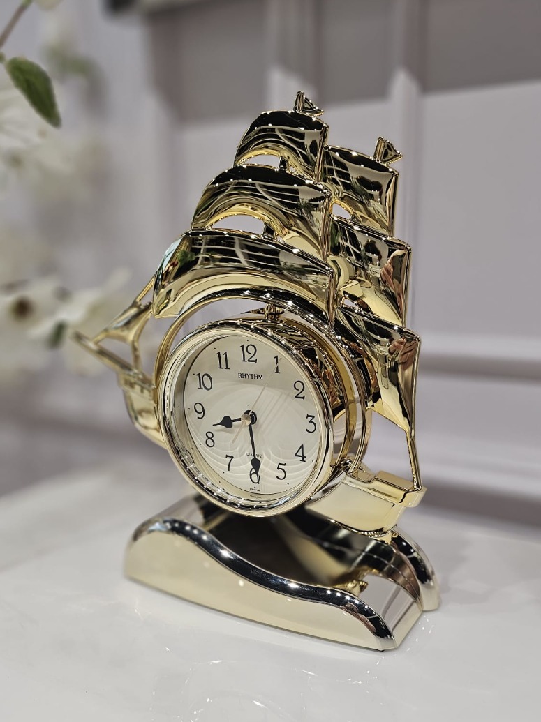 ZEGAR STOJĄCY złoty w kształcie okrętu, błyszczące wykończenie, centralnie umieszczona tarcz, ekskluzywny