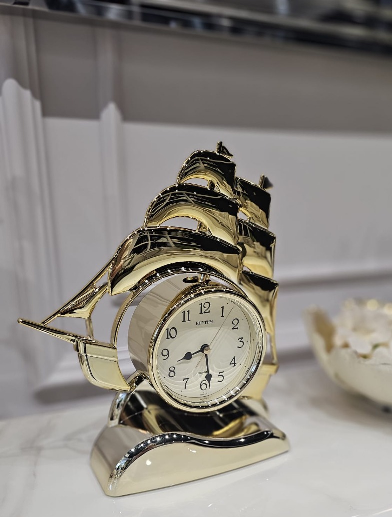 ZEGAR STOJĄCY złoty w kształcie okrętu, błyszczące wykończenie, centralnie umieszczona tarcz, piękny