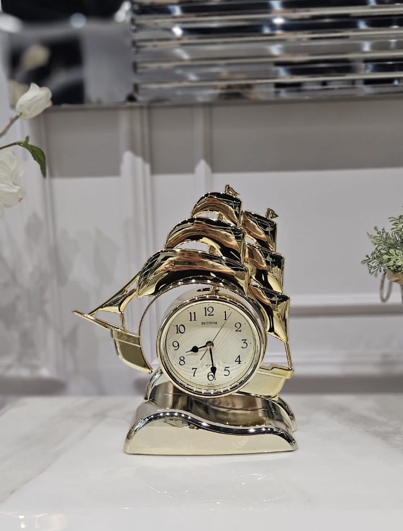 ZEGAR STOJĄCY złoty w kształcie okrętu, błyszczące wykończenie, centralnie umieszczona tarcz