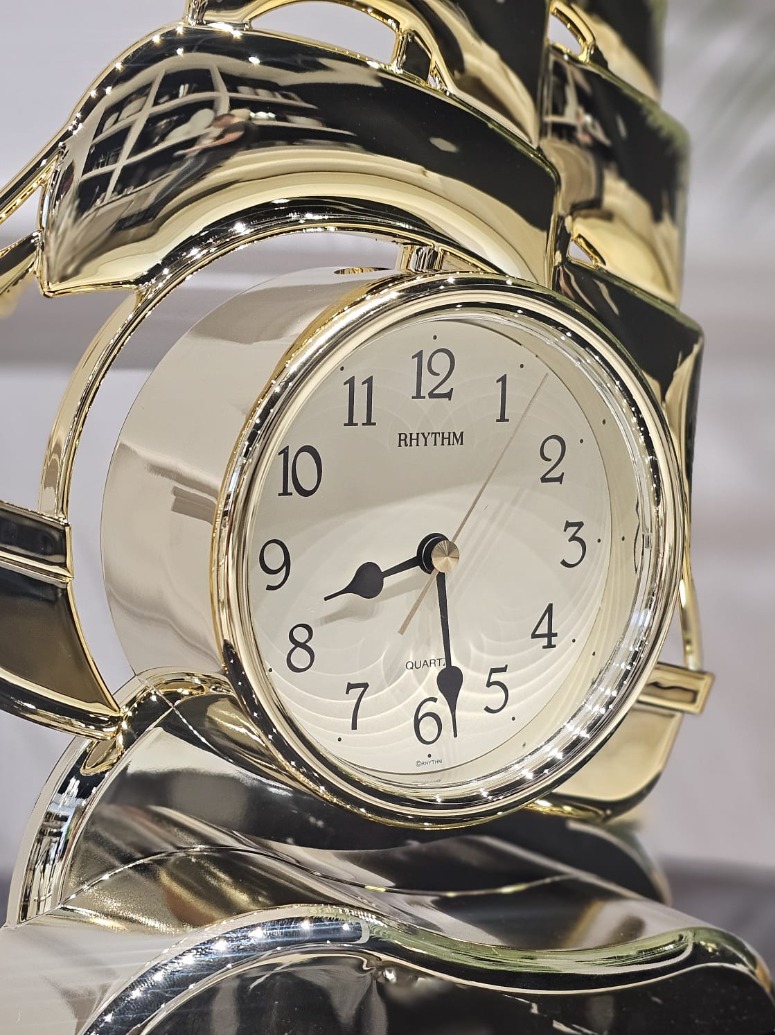 ZEGAR STOJĄCY złoty w kształcie okrętu, błyszczące wykończenie, centralnie umieszczona tarcz wyjątkowy