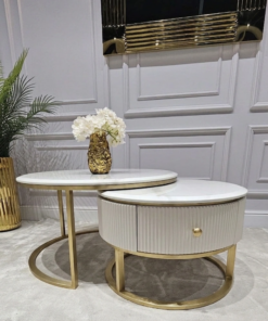 ZESTAW DWÓCH STOLIKÓW KAWOWYCH Anne Cashmir Fosco ryflowany, 1 szuflada, złote szczotkowane elementy, złote nogi, blat z konglomeratu marmurowego