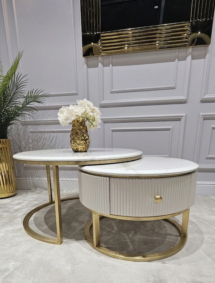 ZESTAW DWÓCH STOLIKÓW KAWOWYCH Anne Cashmir Fosco ryflowany, 1 szuflada, złote szczotkowane elementy, złote nogi, blat z konglomeratu marmurowego